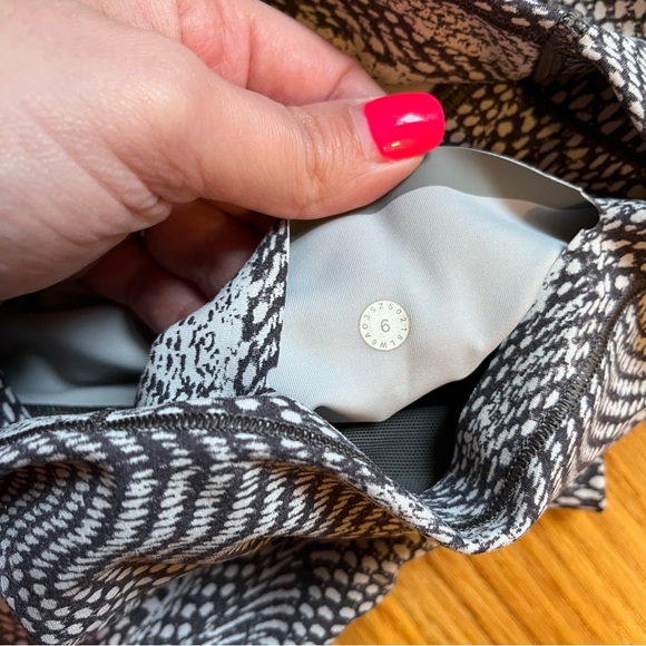 Lululemon In Movement Crop Everlux 19" in Swerve Vapor Metal Grey size 6 - Picture 7 of 8